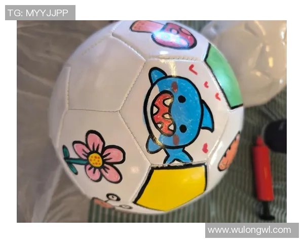 一年级小朋友们的足球明星画作展现梦想与激情